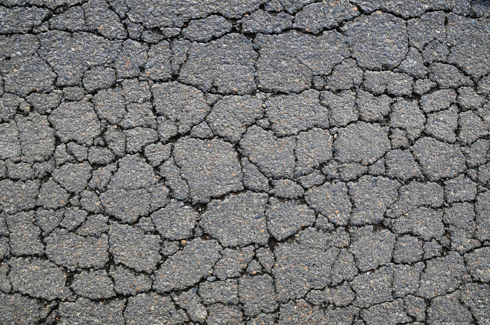 Faiençage de la voirie à réparer avec de l'enrobé projeté Via Patch