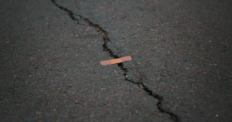 Fissure dans la route, comment réparer grâce au fondoir près d'aix en provence