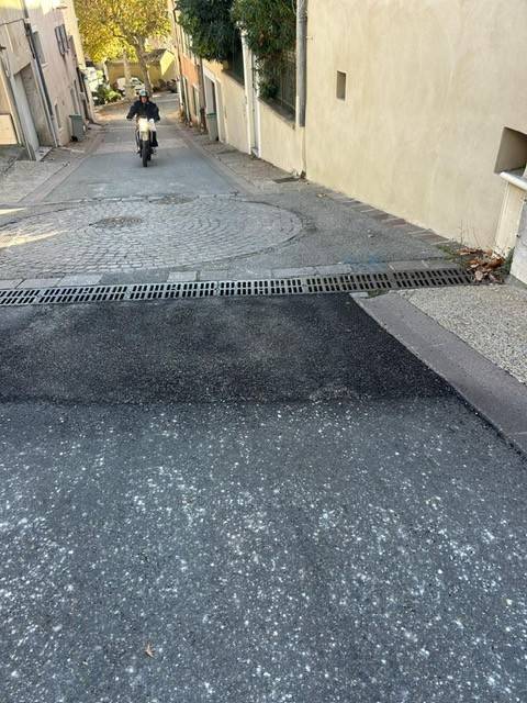 Réparation nid de poule dans le 83