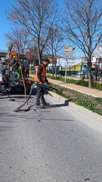 Traitement ciblé des fissures d'enrobés route dans le 13