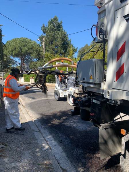 Réparation du bord de la chaussée à l'enrobé projeté avec le BLOW-PATCHER