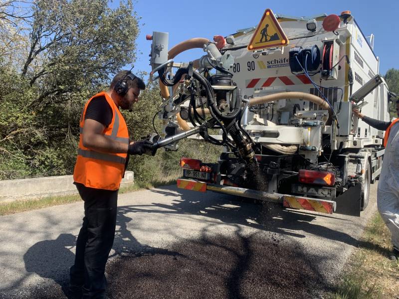 Réparation de la chaussée en enrobé projeté avec l'atelier BLOW-PATCHER sur les Bouches-du-Rhône
