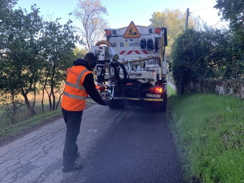 Sur la commune de Fuveau dans les Bouches-Du-Rhône, l'atelier BLOW-PATCHER en location pour la réparation de la voirie à l'enrobé projeté