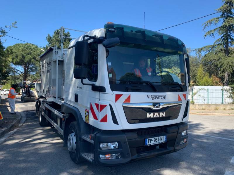 L'Atelier BLOW-PATCHER sur la Commune de Lambesc pour la réparation de la voirie à l'enrobé projeté