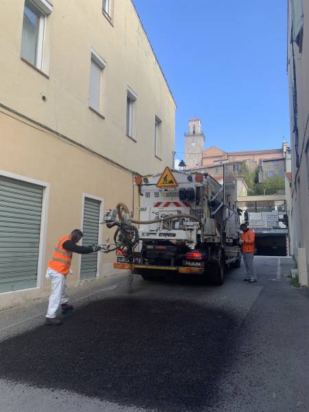 Réparation dans une voirie trés étroite aux abords d'un parking avec le BLOW-PATCHER petit 16 tonnes