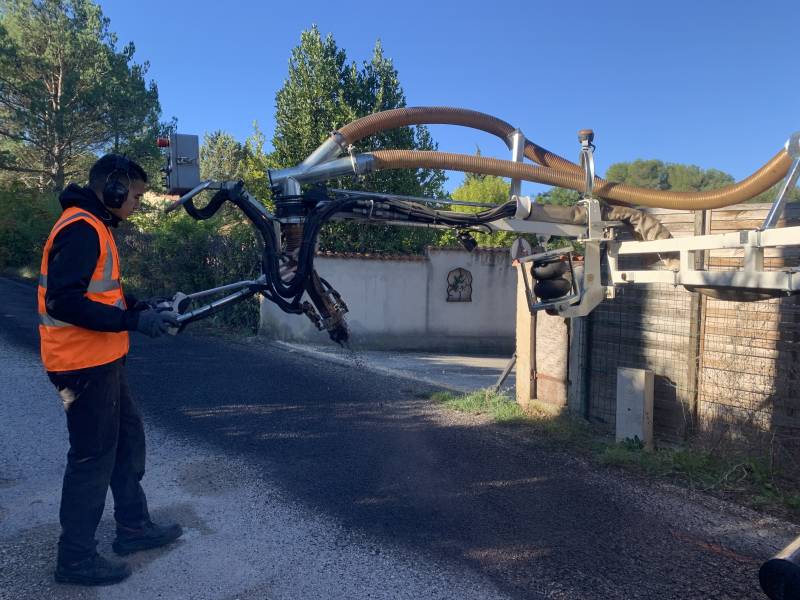 Réparation du bord de chaussée faiençé et affaissé avec l'enrobé projeté