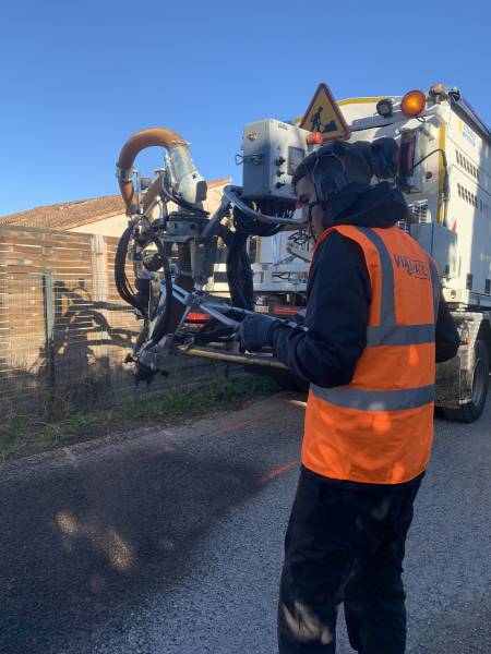 Réparation de faîençage et bord de chaussée sur la voirie avec la technique de réparation à l'enrobé projeté