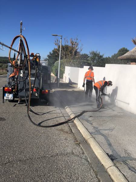 Traitement des fissures de l'enrobé route dégradé