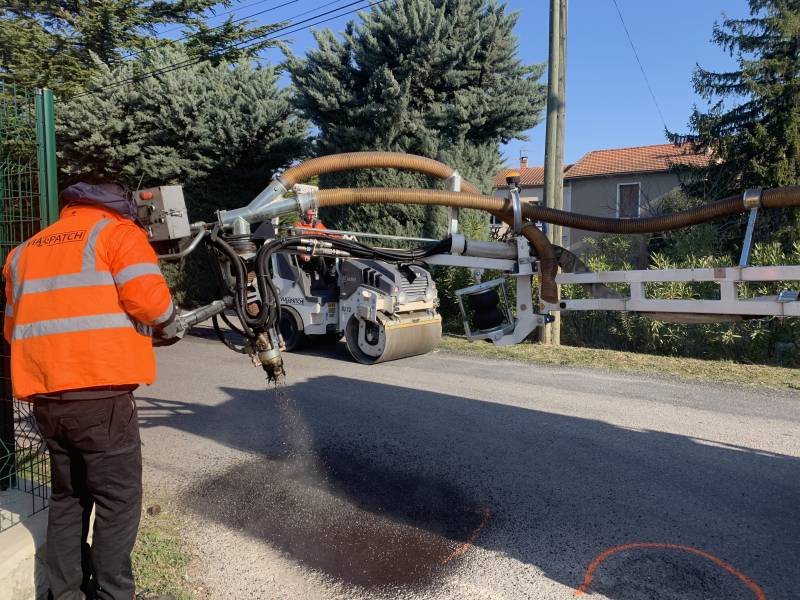 Réparation de nids de poule et de bord de chaussée avec le BLOW-PATCHER dans la région PACA