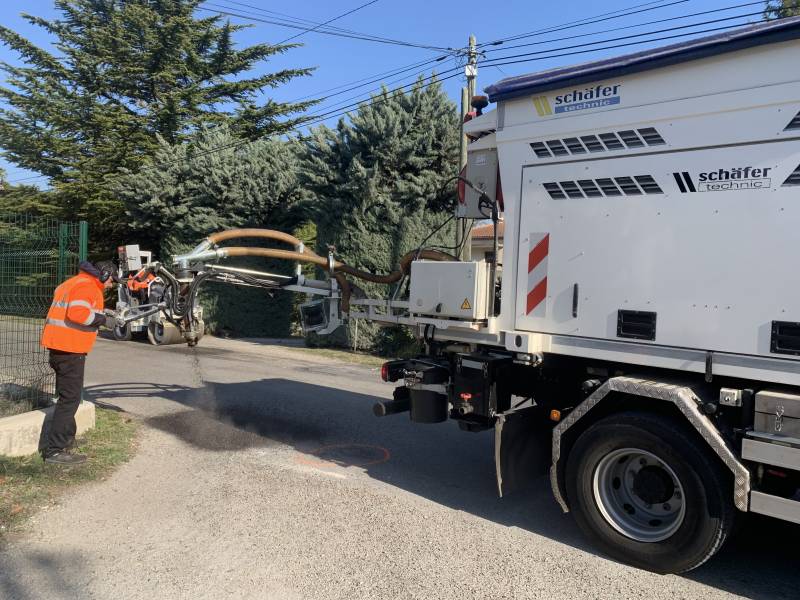 Réparation de la voirie à l'enrobé projeté avec l'atelier BLOW-PATCHER en location journalière
