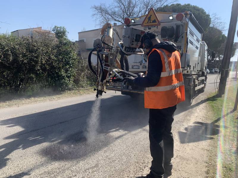 VIA-PATCH propose en location journaliére un enrobeur projeteur pour la réparation de Nids de poule sur la voirie