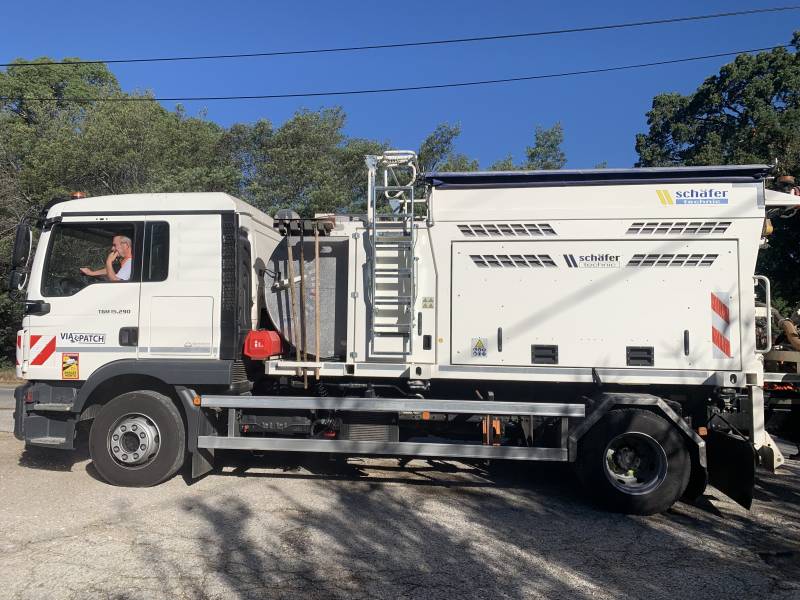 Réparation de la voirie à Bormes les Mimosas, dans le Var avec notre atelier enrobeur projeteur, le BLOW-PATCHER