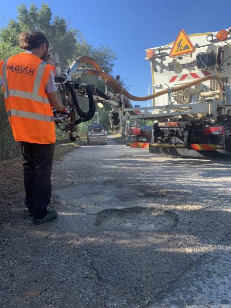 Réparation nids de poule à l'enrobé projeté avec l'atelier BLOW-PATCHER en location journalièree