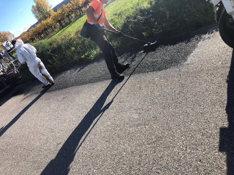 Réparation d'un bord de chaussée dégradé à l'enrobé projeté