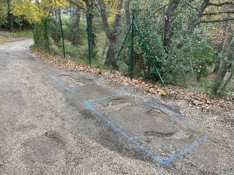 Signalisation d'un nid de poule sur chaussée avant intervention du blowpatcher à Aubagne