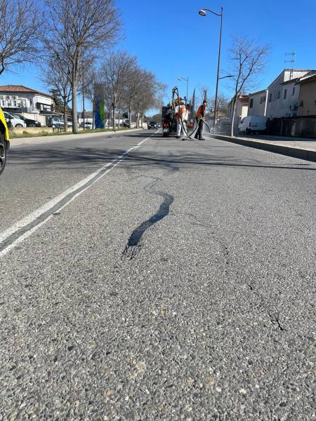 Fissures sur route en goudron dans le Var