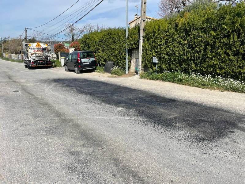 Traitement ponctuel à l'enrobé projeté pour route en enrobé détériorée 
