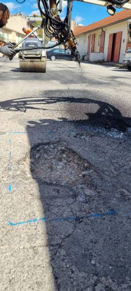 Le Blow-Patcher en ballade dans le Var entre Toulon et Hyères pour une opération de réparations des nids de poule