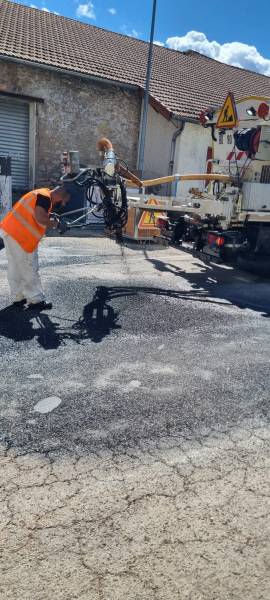 réparation fissures route goudronnée dans le 13