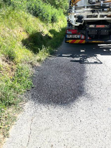 Photo d'enrobé projeté compacté après réparation de fissures sur une route