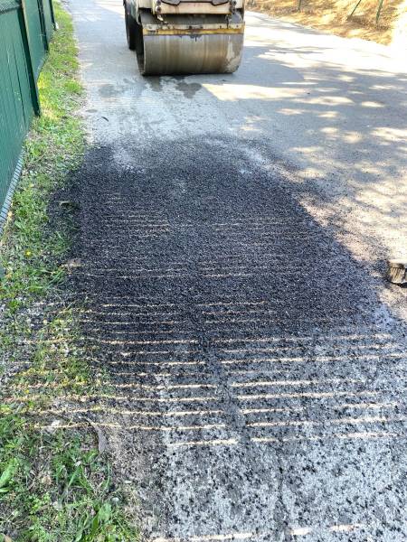 Compactage de l'enrobé projeté pour une réparation durable du nid de poule