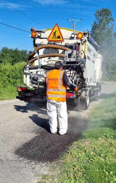 Patch à l'enrobé projeté pour réparation de bords de chaussée dans le Gard
