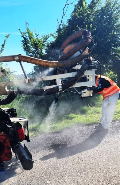 enrobé projeté avec camion enrobeur projeteur pour réparation de voirie dans le 13