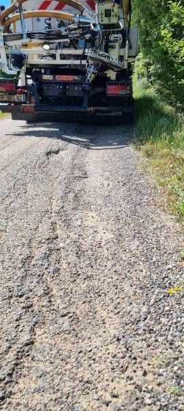 Affaissement de bords de chaussée à réparer avec de l'enrobé projeté 