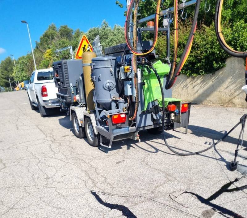 Location pour réparation de route fissurée dans le 83