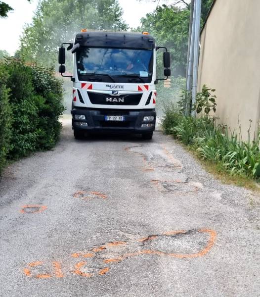 Enrobeur projeteur Blow-Patcher pour intervention sur route dégradée dans le var