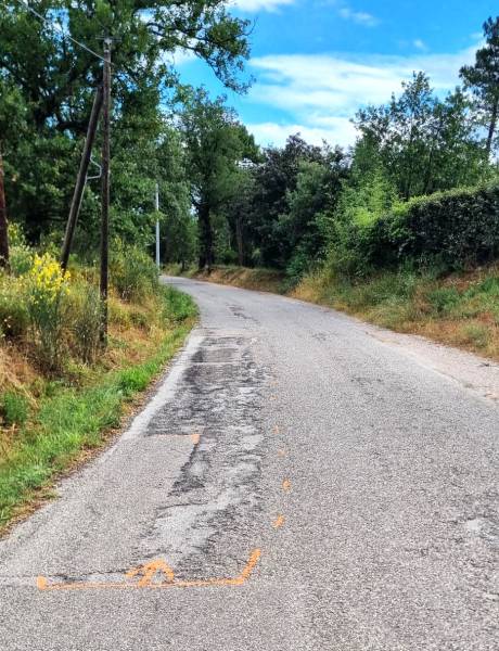 dégradation de la route réparation à l'enrobeur projeteur dans le 84