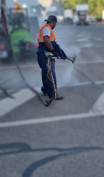 Des fissures dans votre enrobé ? Découvrez la technique du colmatage de fissures avec le fondoir