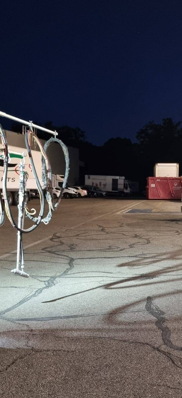 Colmatage de fissures sur enrobé avec pain de bitume en Occitanie
