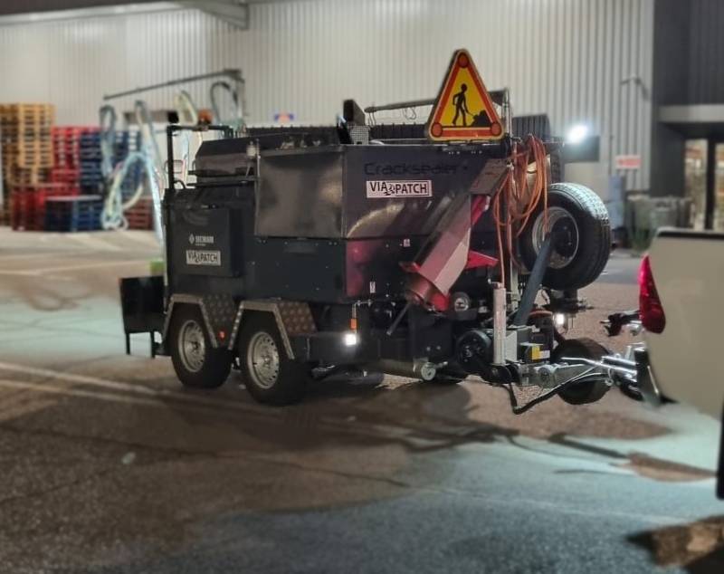 Des fissures dans votre enrobé ? Découvrez la technique du colmatage de fissures avec le fondoir