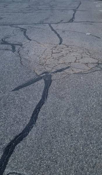 Des fissures dans votre enrobé ? Découvrez la technique du colmatage de fissures avec le fondoir