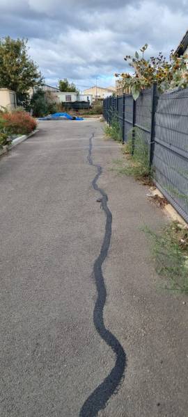 travaux de réparations de route fissurée dans un copropriété à florensac dans le 34