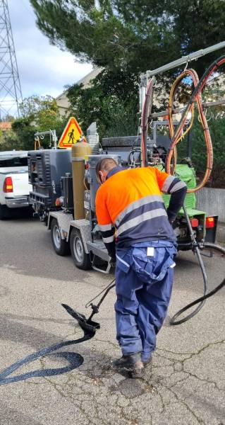 Comment faire une étanchéité des fissures sur route en goudron dans le 84?
