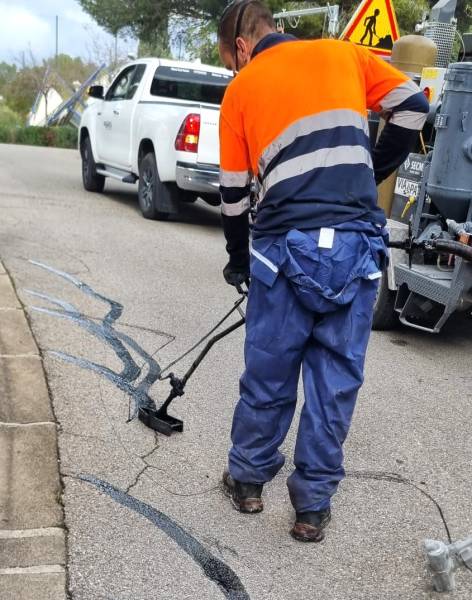 Pontage de fissures, le premier traitement d'une route malade : chantier prêt de Béziers