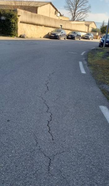 Fissuration à réparer de la chaussée en bitume 