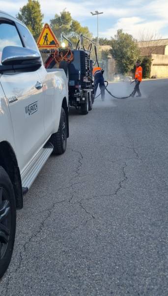 Comment réparer les fissurations sur une route goudronnée dans le 13?