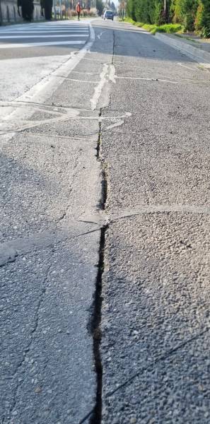 Fissures d'enrobé à colmater au fondoir Via Patch