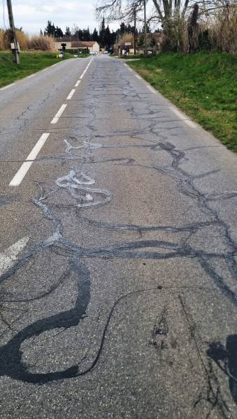 Comblement des fissures avec pain de bitume par Via Patch dans le 13