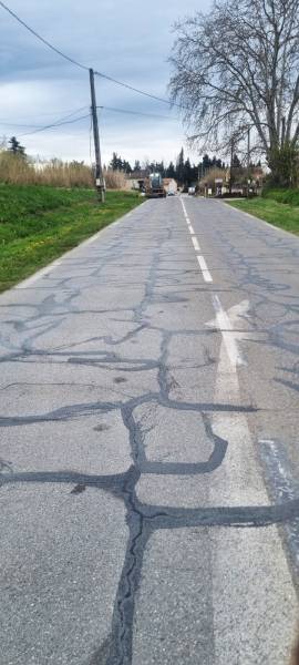 Routes fissurées réparées au fondoir 