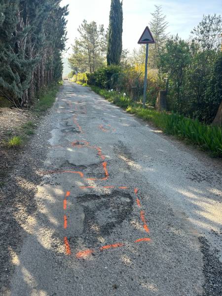 Nids de poule sur voirie communales à réparer avec l'enrobeur projeteur VIA PATCH dans le 34