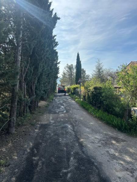 Réparation des routes communales avec le camion enrobeur projeteur VIA PATCH dans le 84