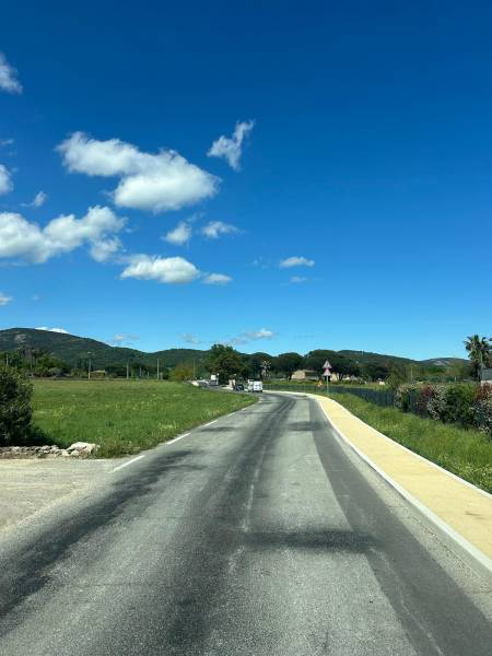 Maintenance de routes départementales avec de l'enrobé projeté dans le 05