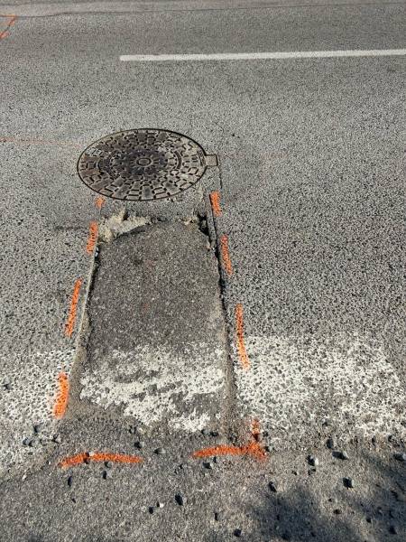 Marquage préalable des dégradations de voirie avant intervention de l'enrobeur projeteur Blow-Patcher 