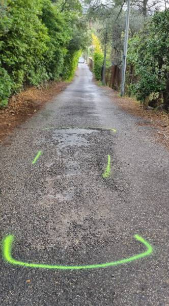Marquage au sol avant intervention pour réparation d'un nid de poule