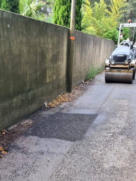 compactage au cylindre d'une réparation à l'enrobé projeté par via patch