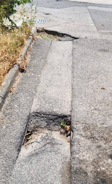 Route dégradé nid de poule à réparer